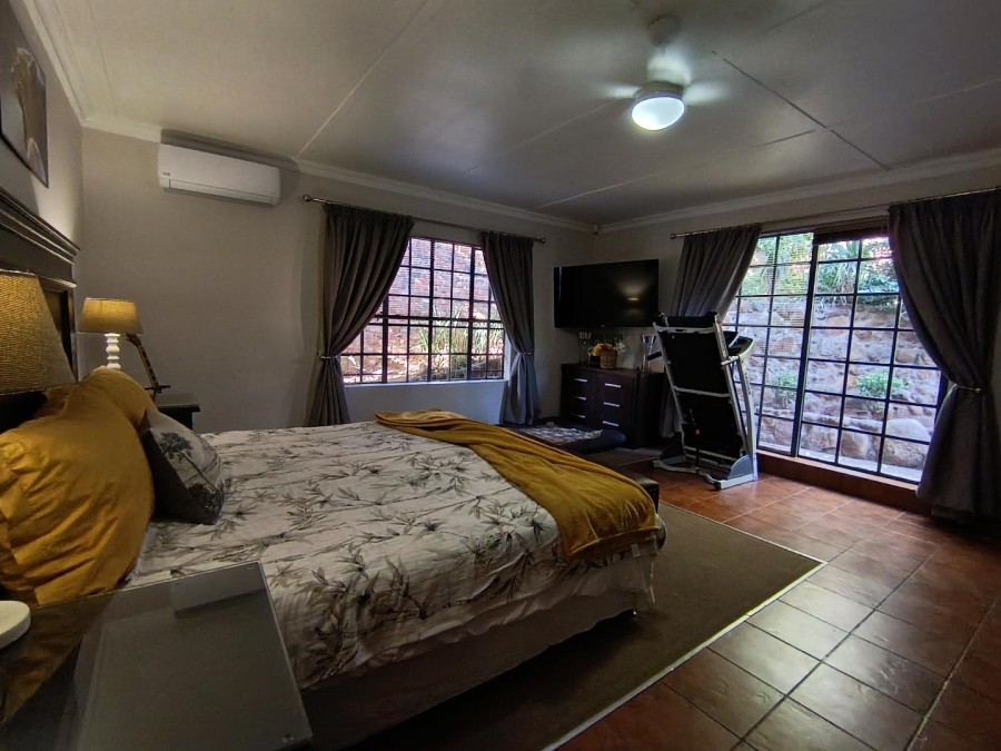 5 Bedroom Property for Sale in Langenhovenpark Free State